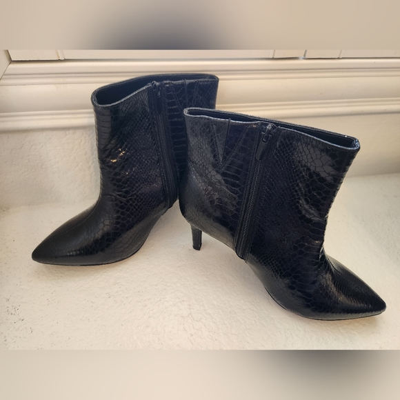 Torrid Black Faux Leather Snake Print Side Zip Pointed Toe Booties Size 9.5 WW - Picture 5 of 16